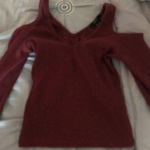 burgundy shoulder cut out top!!
